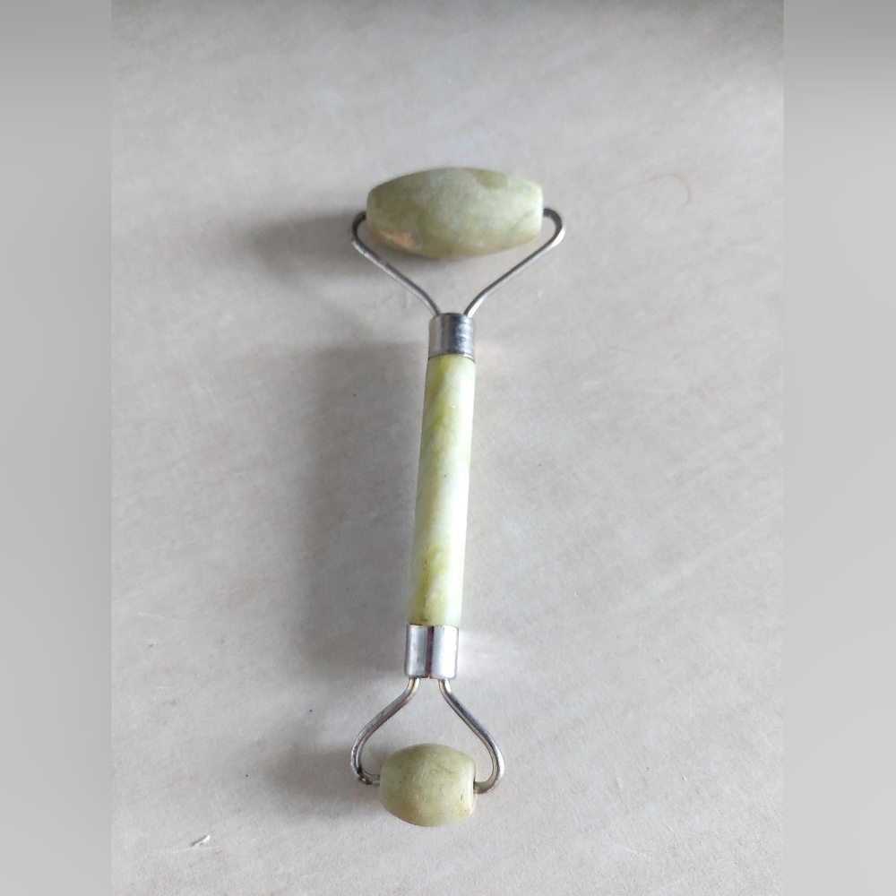 Dual-Ended Jade Facial Roller
